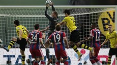 Gólman Bayernu Mnichov Manuel Neuer bez problém� lapil st�elu dortmundského...