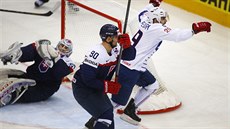 EUFORIE. Francouzský úto�ník Damien Fleury st�ílí vít�zný gól v utkání proti...