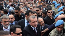 Premiér Erdodan prochází s delegací davem lidí v Som, kam pijel podpoit