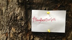 Lísteek s hashtagem #bringbackourgirls upozoruje v centru Londýna na unesené...