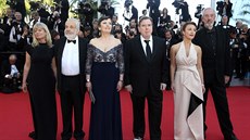 Na erveném koberci v Cannes pózují (zprava)hlavní fotograf Dick Pope, hereka...