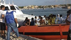 Pobení hlídka piváí zachránné uprchlíky na Lampedusu. (3. íjna 2013)