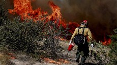 Hasi�i bojují s lesními po�áry v Kalifornii (13. kv�tna 2014).