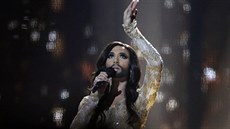 Conchita Wurst zpívá finálovou píse na Eurovizi v Kodani.