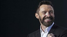 Hugh Jackman s pelepeným nosem po operaci na premiée filmu X-Men: Budoucí...