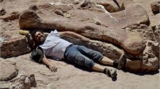 �pan�lský paleontolog Jose Ignacio Canudo pózuje u stehenní kosti tvora, který