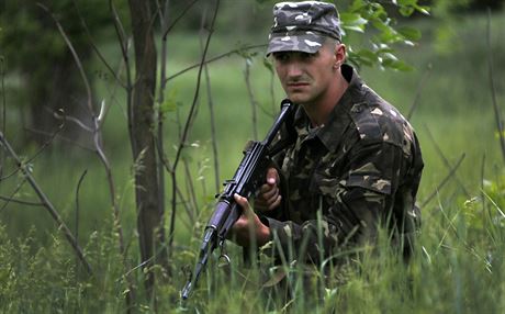 Ukrajinský voják hlídkuje jin od Doncku, kde separatisté ve tvrtek zabili...