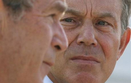 Tony Blair (vpravo) je dlouhodob kritizován za britskou úast v druhé válce v Perském zálivu.