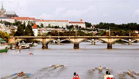 Bhem závod bývá na hladin Vltavy runo