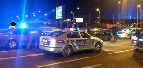 Pachatele krádee navigací zatkli policisté v Argentinské ulici v Praze 7