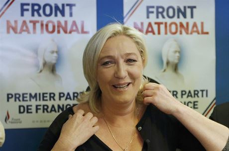 Marine Le Penová se raduje z výsledk Národní Fronty v eurovolbách.