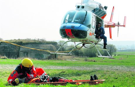 Zranného nmeckého cyklistu pevezl vrtulník do eskobudjovické nemocnice....