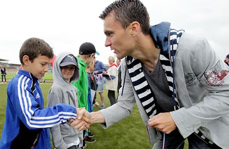 David Lafata gratuluje malým fotbalistm pi McDonalds Cupu.