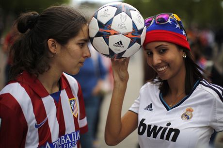 KDO S KOHO? V roce 2014 byla spokojenjí fanynka Realu Madrid (vpravo). Bude mít tentokrát píznivkyn Atlétika víc dvod k radosti?