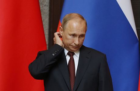 Ruský prezident Vladimir Putin eká v anghaji na ceremonii, která má