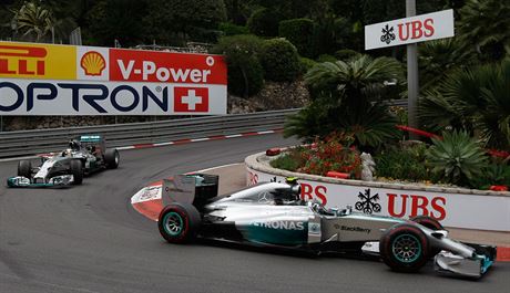 Nico Rosberg (vpravo) a Lewis Hamilton v mercedesech ovládli Velkou cenu Monaka loni. Bude to letos jiné?