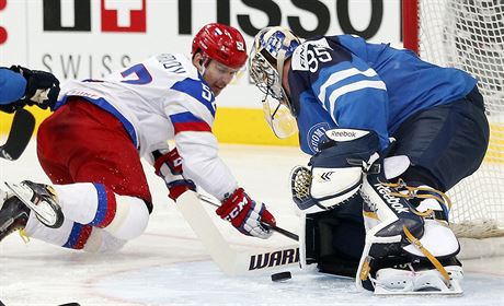 Finský branká Pekka Rinne zasahuje proti Sergeji irokovovi z Ruska.