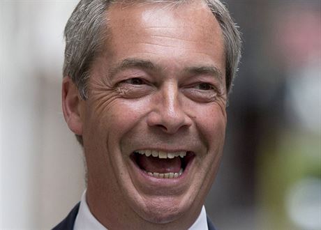 Pedseda Strany nezávislosti Spojeného království (UKIP) Nigel Farage slaví...