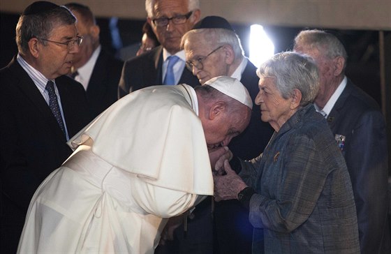 Pape Frantiek v památníku Jad vaem v Jeruzalém políbil ruku nkolika lidem,...