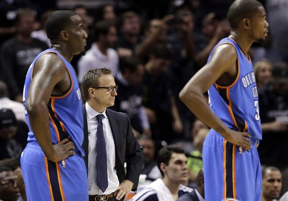 Scott Brooks, trenér Oklahoma City, a jeho svenci Kendrick Perkins (vlevo) a...