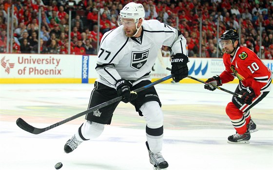 HVZDA VEERA. Útoník Jeff Carter (vlevo) z Los Angeles nasázel v druhém...