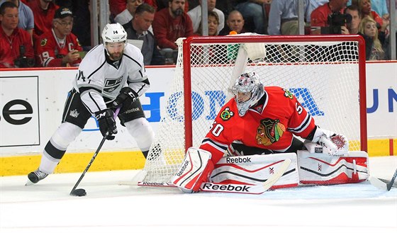 Za brankou Chicaga míchá s pukem Justin Williams z Los Angeles.