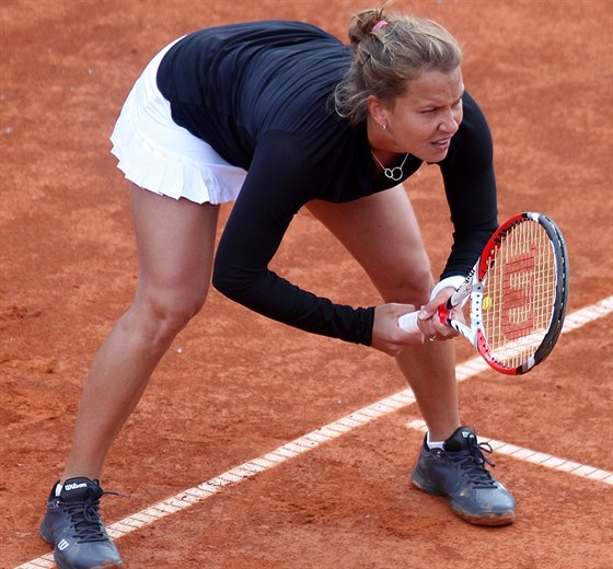 NA PÍJMU. Barbora Záhlavová-Strýcová eká na podání soupeky.