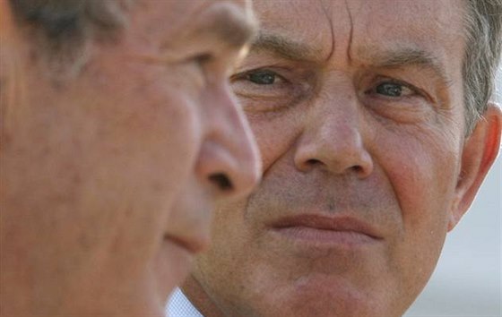 Tony Blair (vpravo) je dlouhodob kritizován za britskou úast v druhé válce v Perském zálivu.