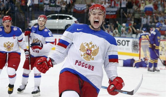 ŠAJBÁÁÁÁ! Ruský hokejový útočník Sergej Plotnikov se raduje z gólu v semifinále...
