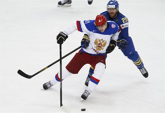 NIKAM! védský hokejista Joel Lundqvist se snaí ubránit ruského útoníka...