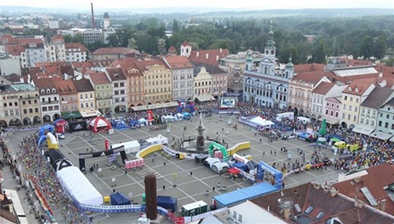 Start budjovického plmaratonu na námstí Pemysla Otakara II. v centru msta