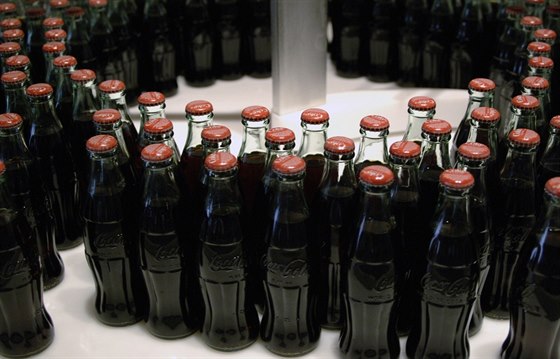 Coca-Cola koní v esku s "ikonickými" lahvemi. Kvli regulaci obal.