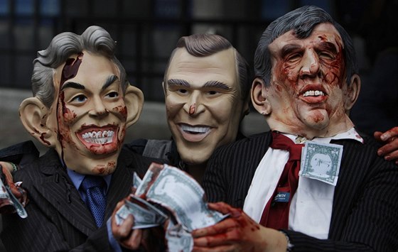 Protestující proti válce v Iráku s maskami (zleva) Tonyho Blaira, George Bushe...