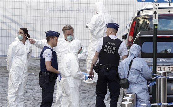 Policisté prohledávají okolí idovského muzea v centru Bruselu, kde se v sobotu...