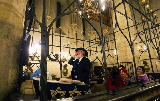 TENÍ Z TÓRY. Staronová synagoga je nejstarí dosud innou synagogou v Evrop....