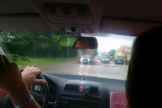 Prjezd zaplavenými Otvicemi u Chomutova krátce po pátení prtri.  (23....
