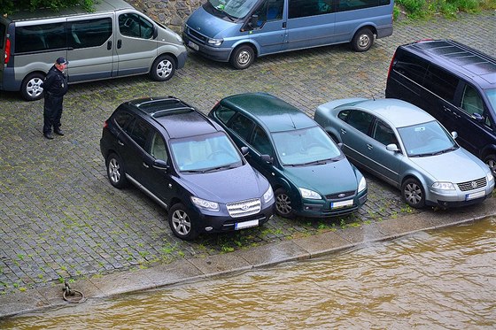 Na náplavce Hoejího nábeí se hladina Vltavy dotýká zaparkovaných aut. Na...