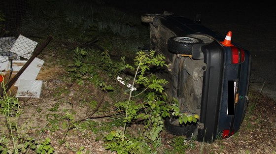 koda Felicie s opilcem za volantem skonila na pravém boku. (19. kvtna 2014)