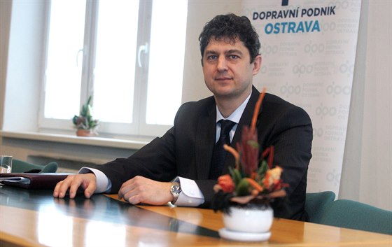 editel Dopravního podniku Ostrava Roman Kadluka má kvli kontaktm s obvinným lobbistou Martinem Ddicem velký problém.