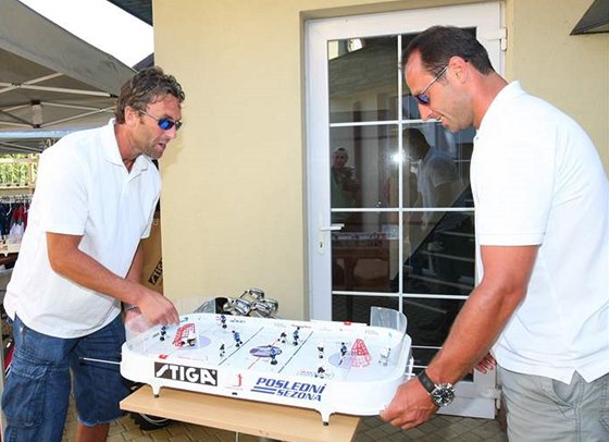 Petr Nedvd (vlevo) a Martin Ruinský spolu hrají hokej.