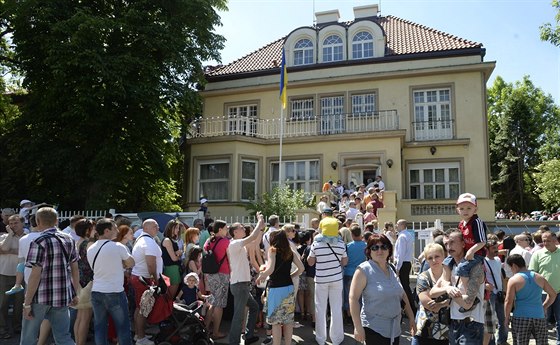 Stovky Ukrajinc ekaly 25. kvtna ve front ped ambasádou v Praze, kde volily...