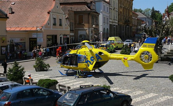 Přistání záchranářského vrtulníku na náměstí v Nové Pace (20. května 2014)
