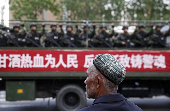 V ujgurském hlavním městě Urumči mnohdy hlídkují polovojenské jednotky. 