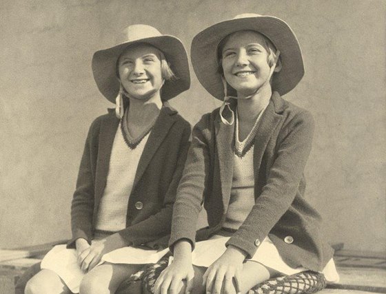 Staa Fleischmannová (vpravo) se svou sestrou Olou v roce 1929 na balkon bytu