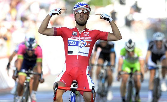 Francouzský cyklista Nacer Bouhanni se raduje z vítzství v desáté etap Gira. 