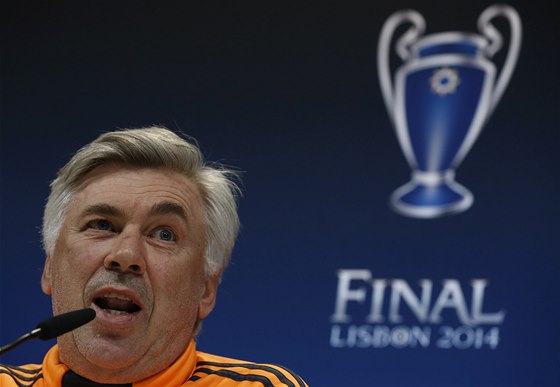 Trenér Realu Madrid Carlo Ancelotti na tiskové konferenci ped finále Ligy