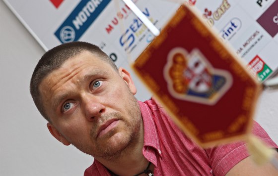 Hokejista Marek Melenovský po podpisu smlouvy s Jihlavou. 