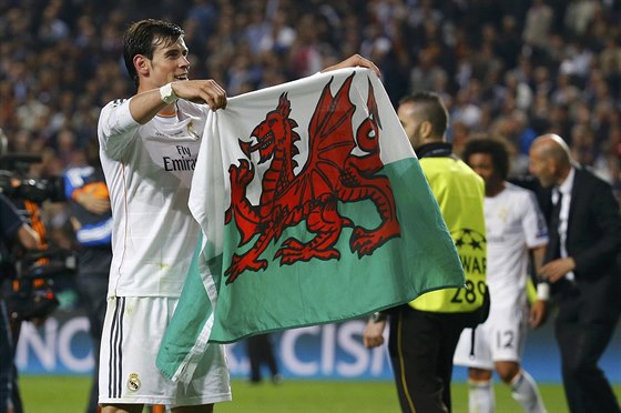 JÁ JSEM Z WALESU. Útoník Gareth Bale z Realu Madrid se po vítzném finále Ligy...