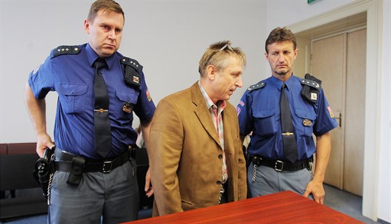 Miroslav Tomeš u Krajského soudu v Plzni (27. 5. 2014)