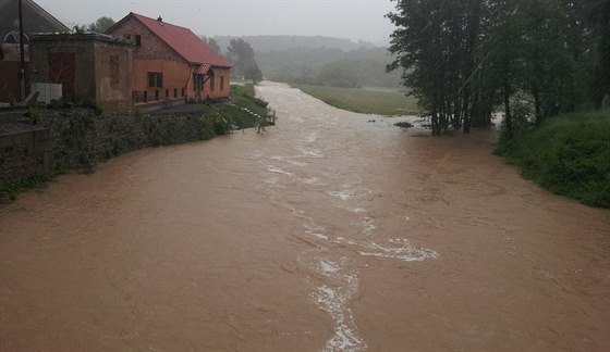 Rozvodnná eka Klabava na Rokycansku pi povodni v kvtnu 2014.